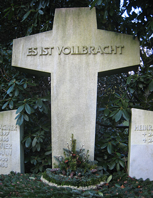 Grabkreuz auf dem Friedhof Hamburg Ohlsdorf
